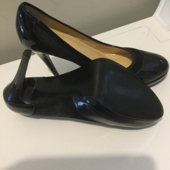 Colin Stuart patent black leather and suede pump - Picture 4 of 6